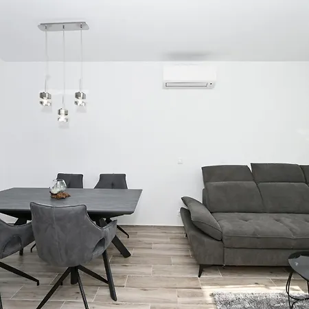 Stylish With Modern Amenities And Free Parking
