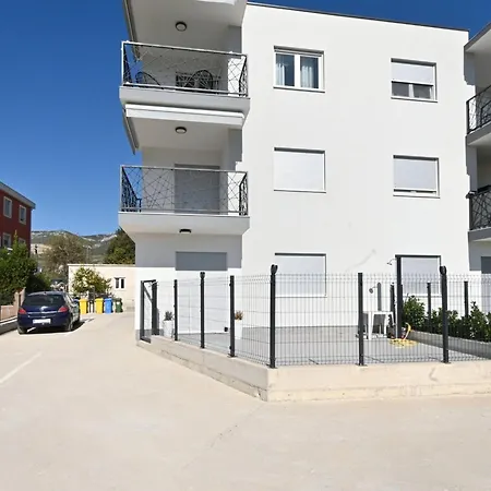 Stylish With Modern Amenities And Free Parking Apartment Kastela