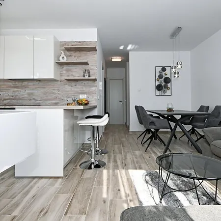 Apartment Stylish With Modern Amenities And Free Parking