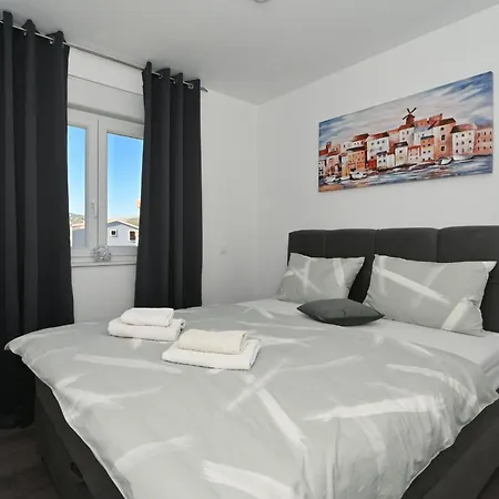 Apartment Stylish With Modern Amenities And Free Parking Kastela