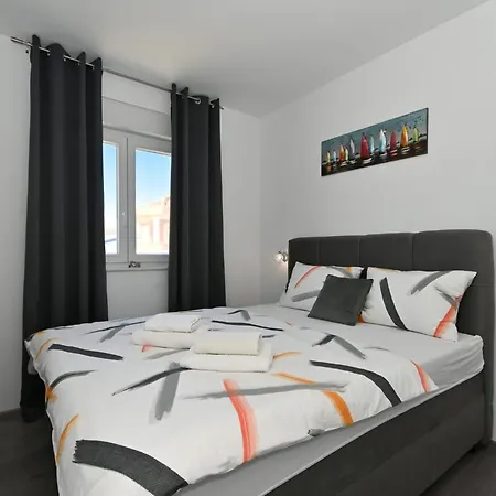 Apartment Stylish With Modern Amenities And Free Parking Kastela