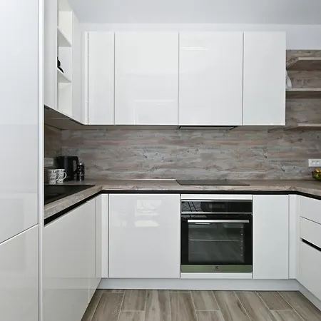 Stylish With Modern Amenities And Free Parking *