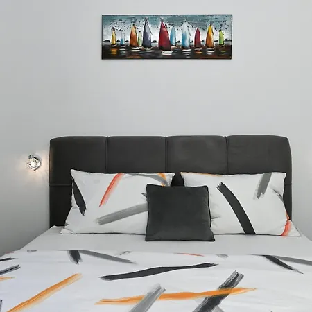 Stylish With Modern Amenities And Free Parking Kastela