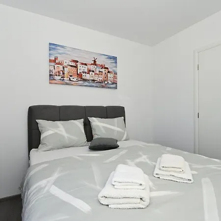 Stylish With Modern Amenities And Free Parking