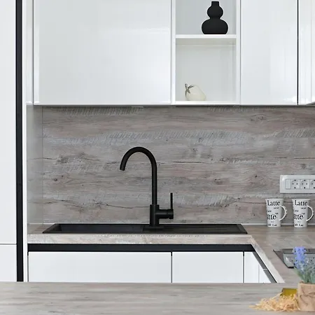 Stylish With Modern Amenities And Free Parking Apartment