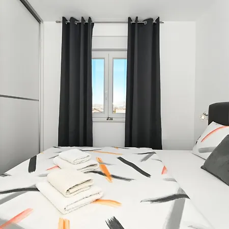 Stylish With Modern Amenities And Free Parking Apartment *