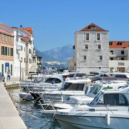 Stylish With Modern Amenities And Free Parking Kastela