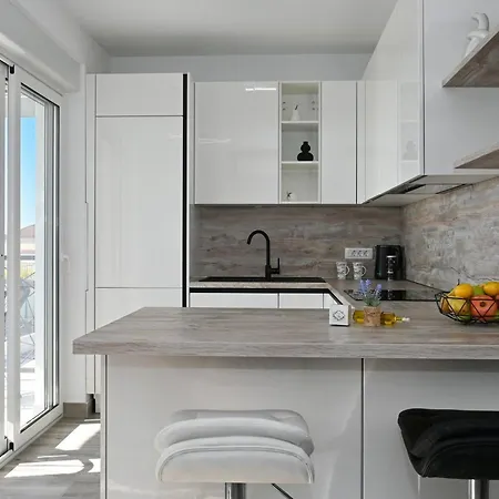 Apartment Stylish With Modern Amenities And Free Parking Kastela