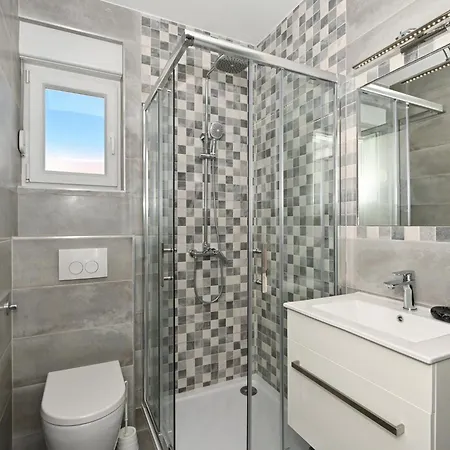 Stylish With Modern Amenities And Free Parking Apartment *