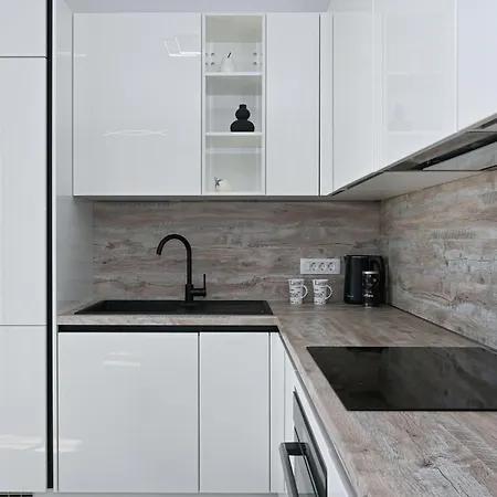 Stylish With Modern Amenities And Free Parking Apartment