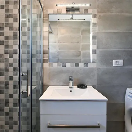 Stylish With Modern Amenities And Free Parking Apartment Kastela