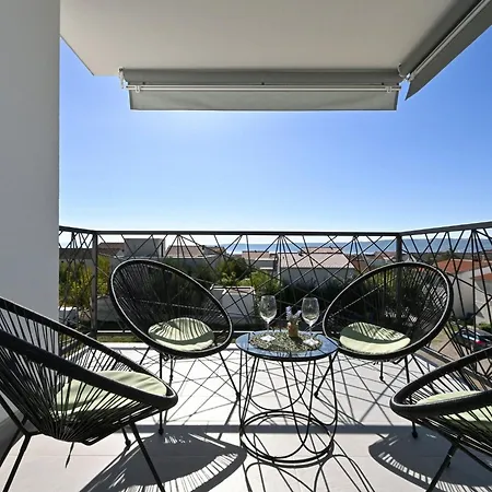 Stylish With Modern Amenities And Free Parking Kastela