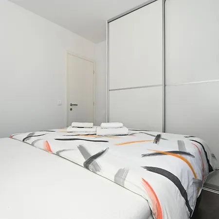 Stylish With Modern Amenities And Free Parking Apartment Kastela